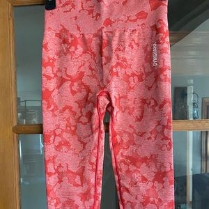 GYMSHARK Size medium high rise ribbed waistband Capri leggings org red camo EUC